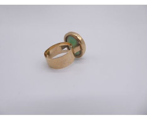 A 9ct gold ring set with a single green stone, 7.5g,