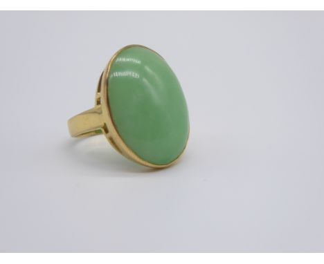 A green stone ring, the yellow gold setting stamped 18k, 10.5g,