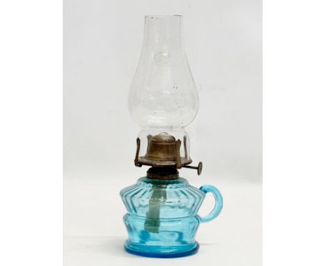 A Late 19th Century Victorian finger lamp/oil lamp. 28cm 