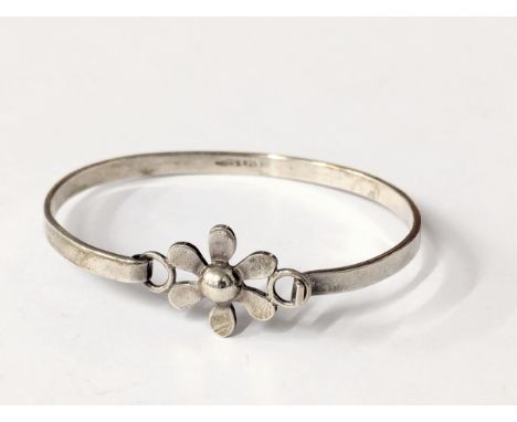 A silver bracelet / bangle. 12g 