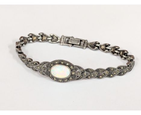 A vintage silver and opal bracelet. Total weight 18.9g 