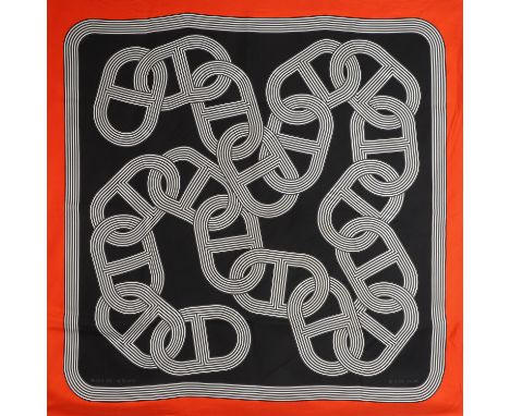 HERMÈS Seidencarré "CIRCUIT 24 FAUBOURG". Akt. NP.: 385,-€. Designes by Benoit-Pierre Emery. 100% Seide in Schwarz/Weiß/Grau 