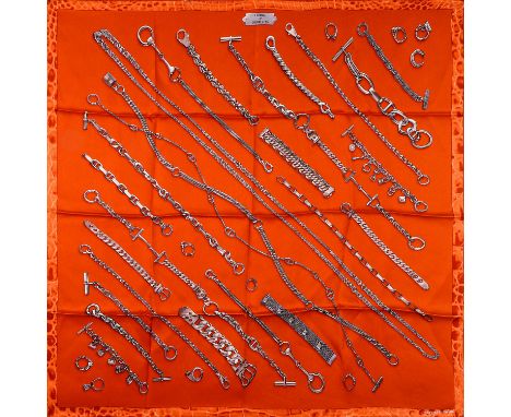 HERMÈS Seidencarré "CHAINS &amp; GOURMETTES". Entwurf erstmals erschienen 2007. NP.: ca. 280,-€. 100% Seide. Rostfarbener Gru