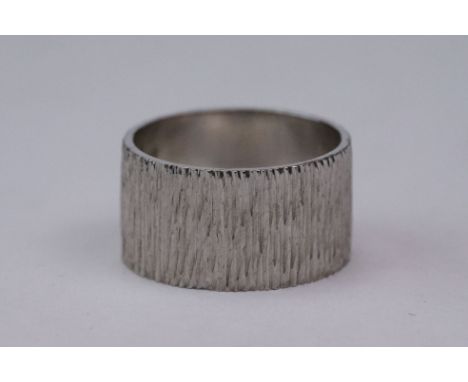 9ct white gold textured wedding band, matt finish to exterior, width approx 10.5mm, ring size O½ 