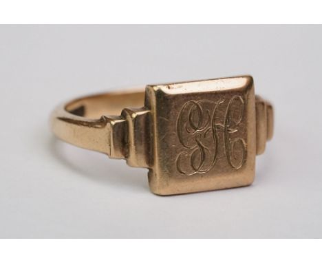 9ct yellow gold signet ring, the square panel with engraved initials, stepped shoulders, ring size V½ 