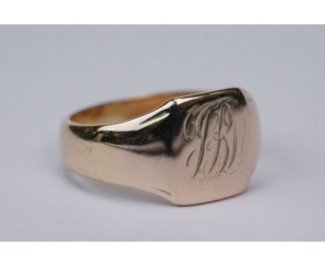 9ct yellow gold gents signet ring, engraved initials, tapered shoulders, ring size R½ 