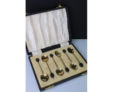 Cased set of six harlequin enamelled silver gilt coffee bean finial coffee spoons, the bowl reverse with various-coloured gui