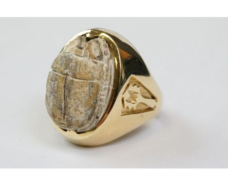 Scarab 18ct yellow gold ring, the scarab measuring approx 2cm x 1.4cm, tapered shoulders with cast decoration, ring size R 