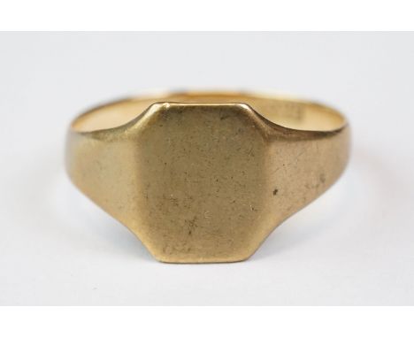 9ct yellow golf signet ring, plain polished cartouche, tapered shoulders, ring size R 