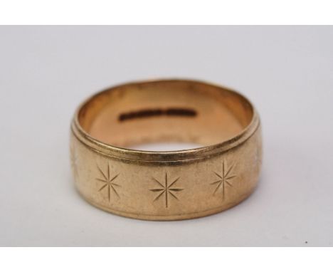 9ct yellow gold wedding band, chased star-design, band width approx 7.7mm, ring size O½ 