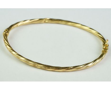 9ct yellow gold rope twist hinged bangle (af) 
