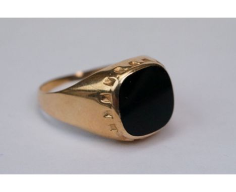 Gents black onyx 14ct yellow gold ring, rounded square black onyx slice measuring approx 11mm x 11mm, collet set, decorative 