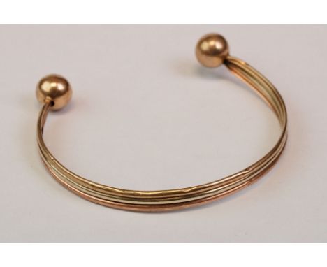9ct tri-colour gold bangle, ball finials 