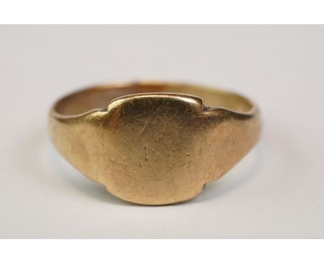 9ct yellow gold signet ring, tapered shoulders, ring size L 