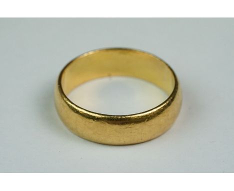 22ct yellow gold wedding band, plain polished, width approx 5mm, ring size K 