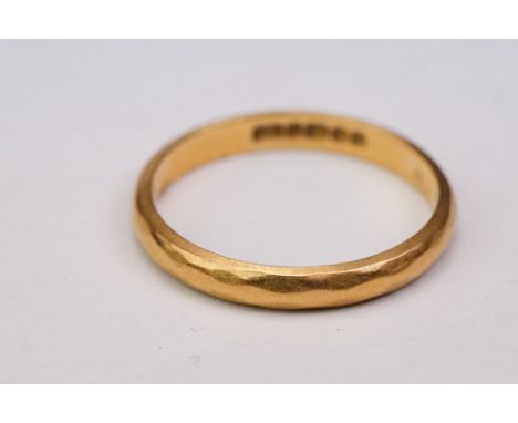 22ct yellow gold wedding band, width approx 2.6mm, ring size L½ 