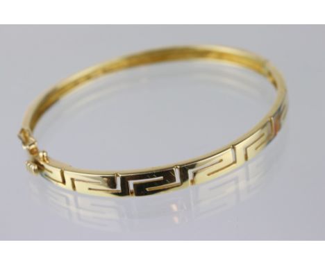 14ct yellow gold hinged bangle, Greek key design, width approx 4.5mm, tongue and box clasp with safety catch 
