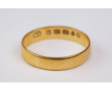 22ct yellow gold wedding band, width approx 4mm, ring size R½ 