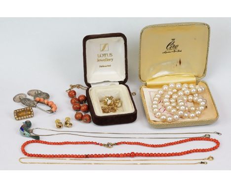 Collection of jewellery to include Ciro pearls with 9ct gold tongue and barrel clasp, pair of cultured pearl 9ct yellow gold 