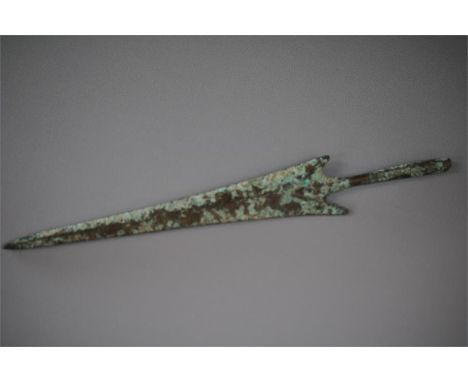 Spear head with triangular blade, central strengthening rib and a tapering rat-tail tang, offset at the base.  Well conserved