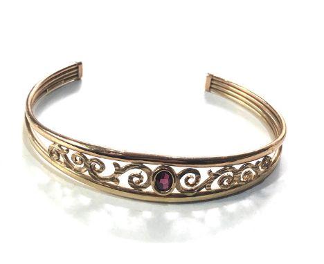 9ct gold garnet lattice torque bangle weight 6.1g 