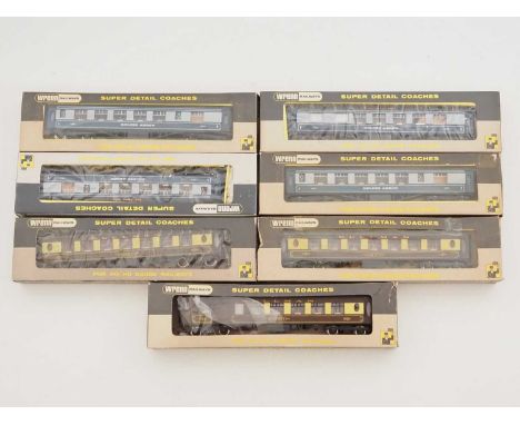 A rake of WRENN OO gauge Pullman cars in Golden Arrow blue/grey and brown/cream liveries - G/VG in F/G boxes (7)