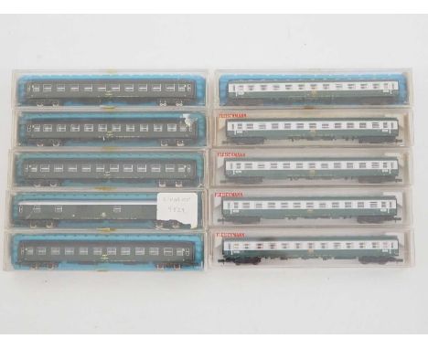 A group of N gauge French outline coaches by RIVAROSSI and FLEISCHMANN - G/VG in G/VG boxes (10)