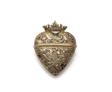Pomander-Anhänger in bekrönter Herzformwohl Ende 18. Jh.4,6 x 3,7 cmSilber, vergoldet, Reste von Opak-Emaille. Mit Klappdecke