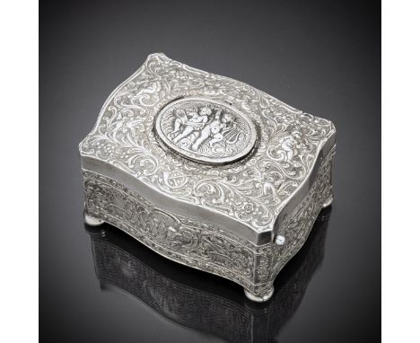 Singvogelautomat20. JahrhundertL. 10 cmReichverziertes Sterling-Silber-Gehäuse, punziert. Am Deckel mittige Klappe mit heraus