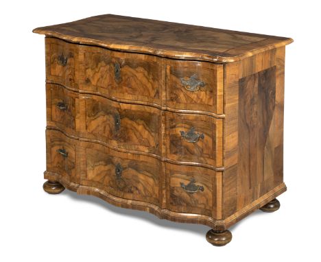 Barock-KommodeDeutsch, Mitte 18. Jh.84 x 115 x 65 mNussbaum, dreischübig mit Messingbeschlägen auf 4 gedrückten Kugelfüßen. R