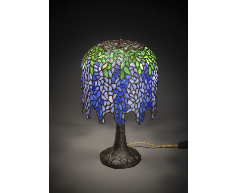 Dekorative Tischlampe mit Bleiglas-Schirm20. JahrhundertH. 46/B. 27 cmPatinierter Bronzefuß mit Floraldekor, bezeichnet "HAND