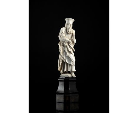 Elfenbeinfigürchen - ProphetFrankreich (?), 19. Jh.H. 12,5/18 cmRückseitig monogrammiert. Auf Holzsockel. Leicht bestoßen. Mi