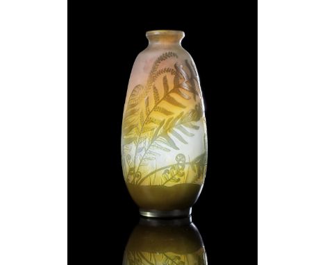 Vase mit Farn-DekorEmile Gallé, Nancy, um 1915/20H. 29 cmGlas mit gelblich-rotem Unterfang und zweifach Grün überfangen. Geät
