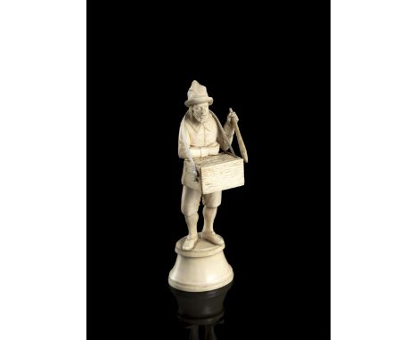 Figur eines Fischverkäufers aus ElfenbeinFrankreich, 19. Jh.H. 14 cmSchulterband aus Kunststoff, min. best. Mit CITES Nr. DE-