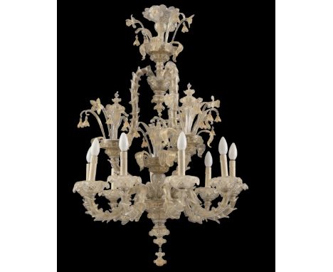 Großer Murano Deckenlüsterca. 1960er JahreH.ca. 110 cmFarbloses Glas mit Goldlüster. Neunflammig, elektrifiziert. In mehreren