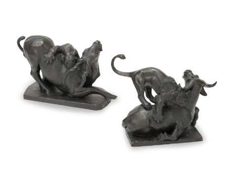 Paar Jagdgruppen20. JahrhundertL. ca. 60 cmLöwe attackiert einen Bullen. Panther attackiert eine Antilope. Bronze, dunkel pat