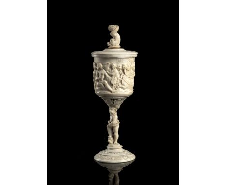 Elfenbeinpokal mit Bacchanal und PuttoFrankreich, wohl Dieppe, 19. JahrhundertH. 24 cmElfenbeinpokal, gedrechselt. Sprung, Al