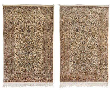 Paar feine Seiden-TeppicheWohl Keschan, Zentralpersienje 213 x 140 cmOpulent gemusterte Manufakturteppiche in feiner Knüpfung