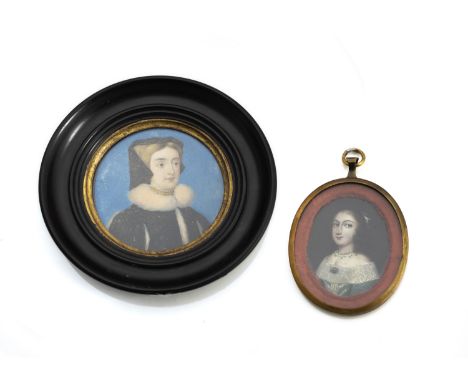 Zwei Portrait-MiniaturenAnfang 18. Jh. und 19. Jh.H. 6,3/D. 9,3 cmBarockdame im grünen Kleid, Öl/Kupfer, min. ber.; Dame im T