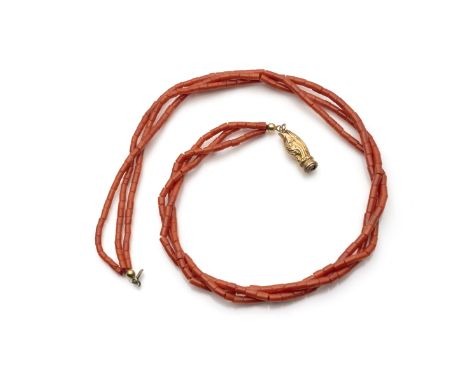 Collier aus Edelkoralle19. JahrhundertL. 44 cmDreireihiges Collier aus roten Korallen-Stäben (ca. 4,6x2,8 mm).  Biedermeier-S