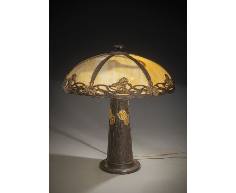 Jugendstil-Tischlampewohl USA, 20. JahrhundertH. 53/D. 45 cmPartiell vergoldete, patinierte Bronze. Bronze- und Bleischirm mi