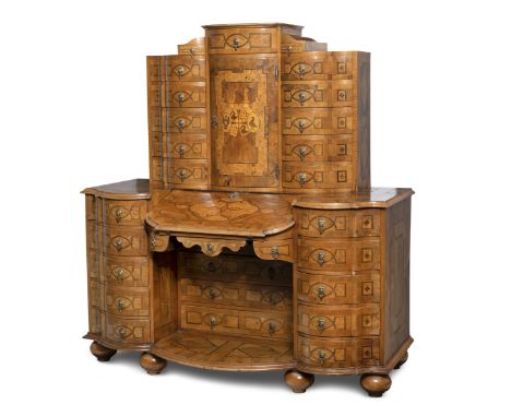 Barocker SchreibschrankÖsterreich, 18. Jh.170  x 156 x 77 cmNussbaum, Mooreiche und Obstholz-Intarsien, Bronzebeschlagwerk. Ü