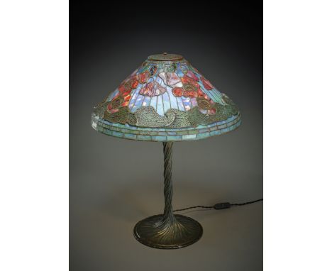 Große Tischlampe im Stil von Tiffany20. JahrhundertH. 66/D. 52 cmPatinierter Bronzefuß, am Boden bezeichnet "TIFFANY STUDIOS 