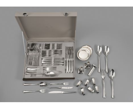 Besteck für sechs Personen im Kasten mit VorlegernChristofle, FranceD. 11,6/H. 10 cm Kasten 44 x 34 cmVersilbert. Dazu 3 Kerz