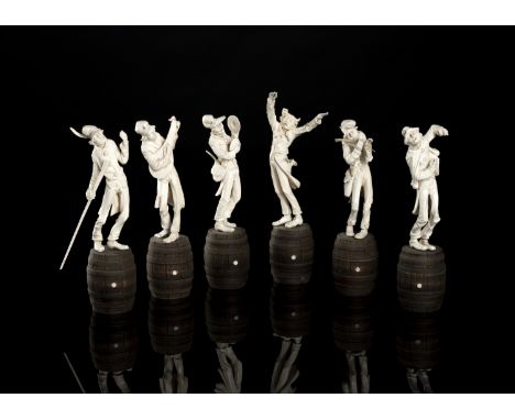 Gruppe von sechs Musikanten aus ElfenbeinDeutsch, um 1900H. 10,5-12,5 cm bzw. 15-17 cmAuf Holzfässchen. Etwas bestossen. Mit 