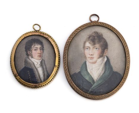 Zwei Portraitminiaturen junger HerrenDeutsch, um 1800/1820H. 4,,8/6,5 cmGouache/Elfenbein, Messingrahmen. Leicht ber. Elfenbe