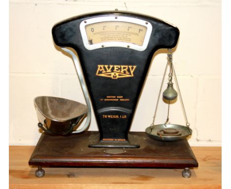 A vintage Avery shop scale, H. 45cm.