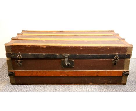 A vintage cabin trunk, 88 x 30 x 50cm.
