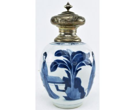 An early 18th century Kangxi period Chinese blue and white ceramic jar / caddy. The jar with engraved silver top,&nbsp;decora