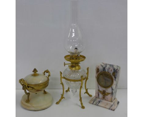 A marble and gilt brass inkwell, a marble clock and a glass and gilt metal oil lamp 